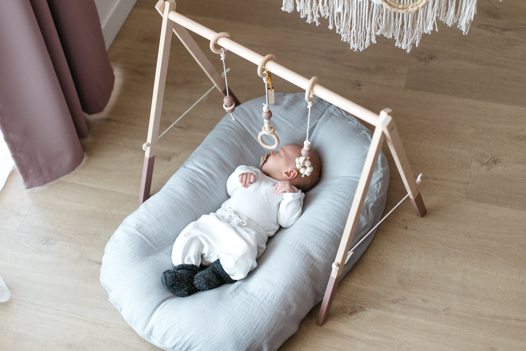 Baby lounger + Light Grey Slip-on-cover - Swingy Nest